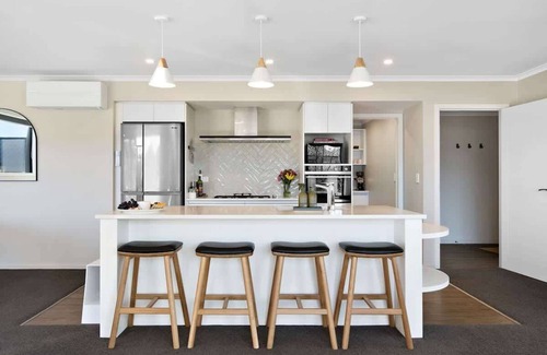 Kawarau Falls House | Urban Elegance Summar