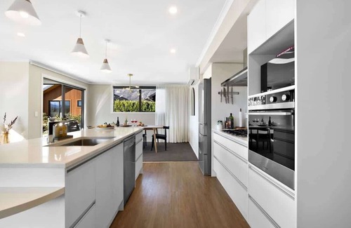 Kawarau Falls House | Urban Elegance Summar