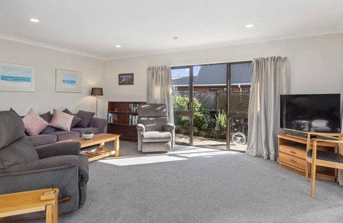 Omanu House | Valley Vacay - Mt Maunganui Holiday Home