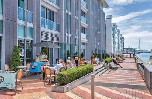 Auckland Central Business District Apartment | Viaduct Harbour Views and Two Private Ensuites