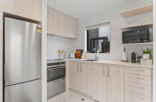 Te Atatu Peninsula House | Vibrant and Homey Townhouse