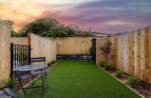 Te Atatu Peninsula House | Vibrant and Homey Townhouse