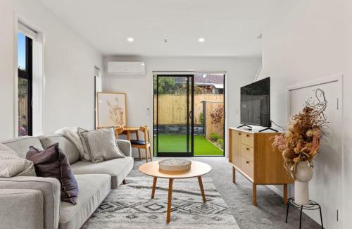 Te Atatu Peninsula House | Vibrant and Homey Townhouse