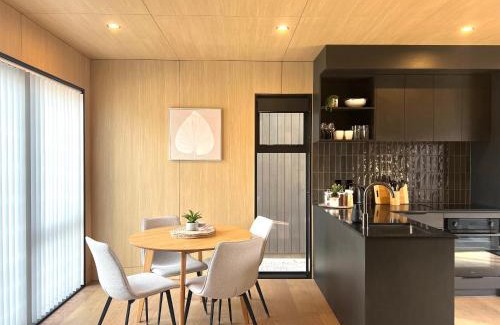 Frankton Villa | Vibrant Frankton Villa