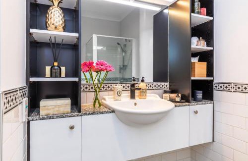 Auckland Central Business District Apartment | *Vibrant Viaduct Harbour Apartment with Balcony & Best Location* Auckland