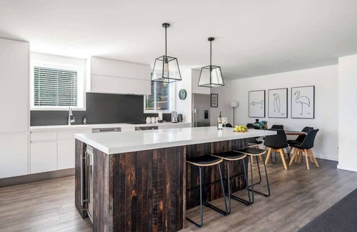 Queenstown City Centre Apartment | Villa Habeke | Lake Views, Gas Fire, A/C, BBQ