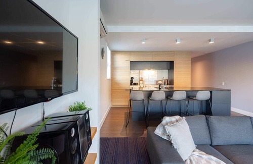 Frankton Apartment | Villa Mantra | Free Parking, A/C, Lake Access