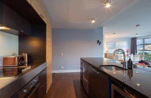 Frankton Apartment | Villa Mantra | Free Parking, A/C, Lake Access