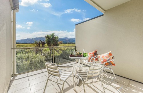 Renwick House | Vineyard View - Blenheim Holiday Home