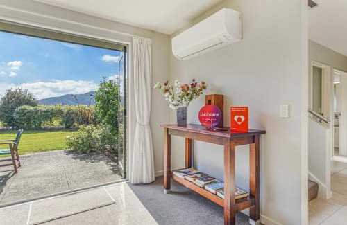 Renwick House | Vineyard View - Blenheim Holiday Home