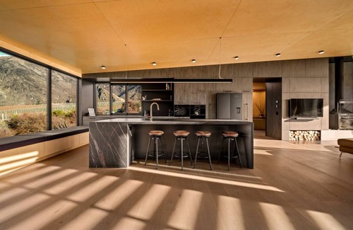 Gibbston Villa | Vineyard Views - 10 Mins Drive to Arrowtown - Sleeps 8