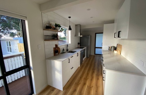 Waikanae House | Waikanae Beach Abode: Memories, Family & Relaxation