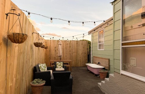 Waikanae House | Waikanae Beach Abode - Cosy & Outdoor Bath