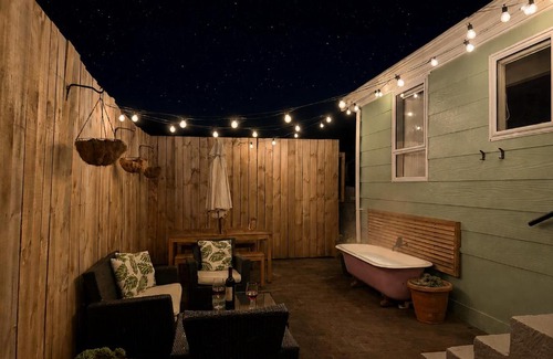 Waikanae House | Waikanae Beach Abode - Cosy & Outdoor Bath