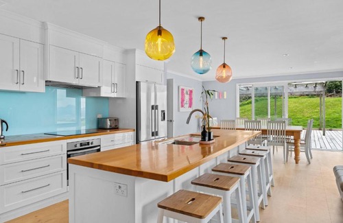Waipu Cove House | Waipu Hilltop Escape - Waipu Cove Holiday Home