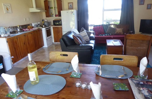 Greytown Apartment | Wake to birdsong and smell the flowers at Rose Cottage .