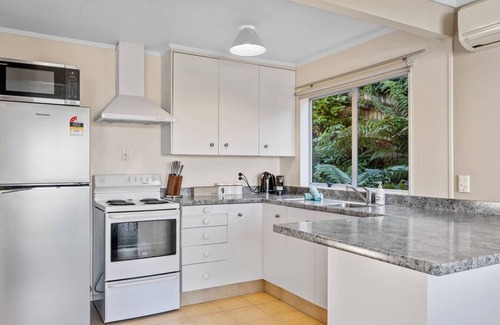 Acacia Bay House | Wakeman Cottage - Cozy Acacia Bay Getaway with Lake Taupo Views