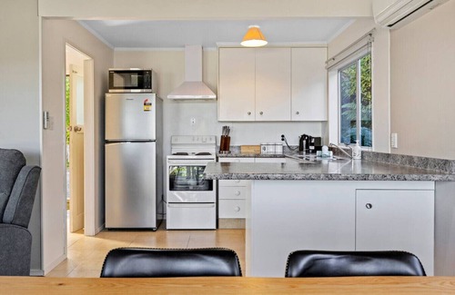 Acacia Bay House | Wakeman Cottage - Cozy Acacia Bay Getaway with Lake Taupo Views