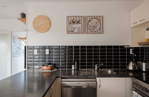 Devonport Apartment | Walk to Beach | Sky Tower & Ocean Sunset Views | ✨Sage & Sea by Homello✨