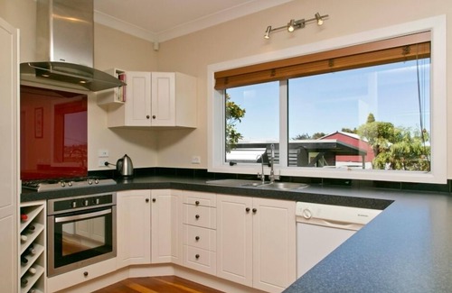 Taupo House | Walk to Lake/Town. Perfect for Families & Groups. Free WiFi & Linen Includedn