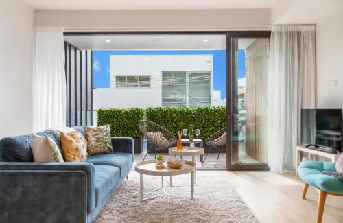 Grey Lynn Apartment | Walk To Ponsonby & K Road Bright Ponsonby Apt with Blackout Blinds for the Perfect Sleep