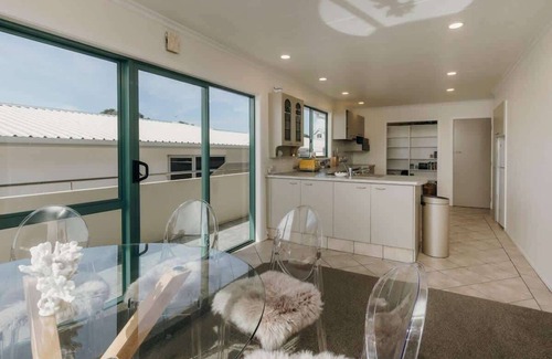 Bell Block House | Wanaka Beachouse - stay next to the sand