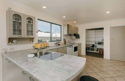 Bell Block House | Wanaka Beachouse - stay next to the sand