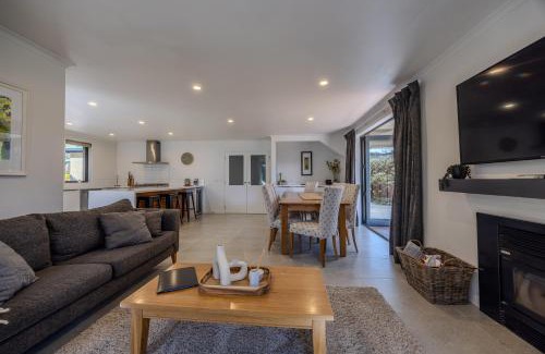 Wanaka House | Wanaka Retreat - 5BR Family Home - Walk to Lake, Town & Cafes In Minutes
