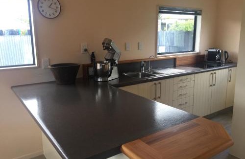 Raglan House | Warm Cosy holiday home right in town