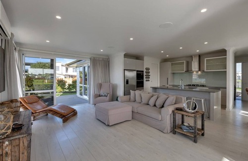One Tree Point House | Waterfront Base with Private Pontoon and Kayaks