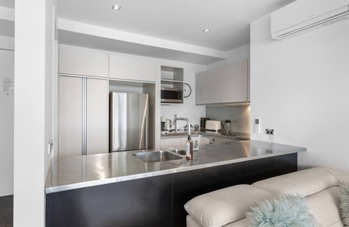 Auckland Central Business District Apartment | Waterfront Marina Retreat – Pool, Gym & Parking