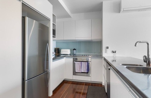 Auckland Central Business District Apartment | Waterfront Marina Retreat – Pool, Gym & Parking
