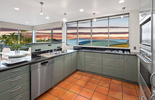 Castor Bay House | Waterfront retreat with stunning sea view - Family friendly & Great location n