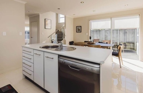 New Plymouth Apartment | Welcome to a unique townhouse close to city centre and Pukekura Park
