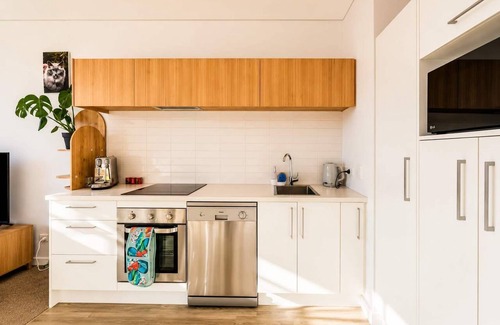 Christchurch City Centre Apartment | Welles St | Christchurch CBD | Sleeps 4 | Balcony