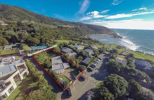 Raglan House | Whale Bay's Surf Meca holiday accommodation