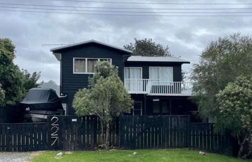 Whangapoua House | Whangapoua Black Bach