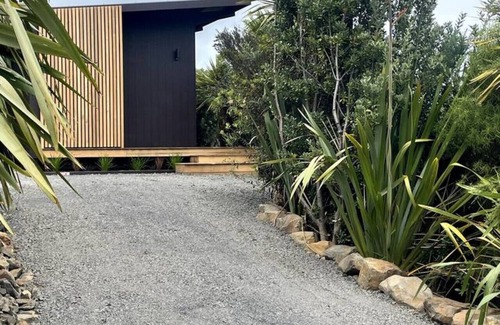 Raglan House | Whare Tōtahi Raglan - Accommodation