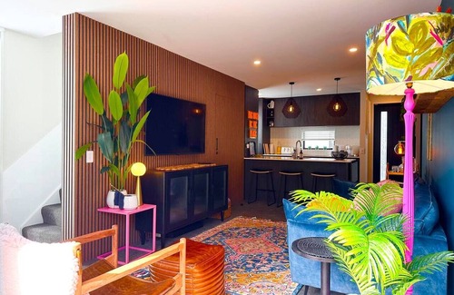 Addington House | Whistle Stop with courtyard and free parking in Christchurch