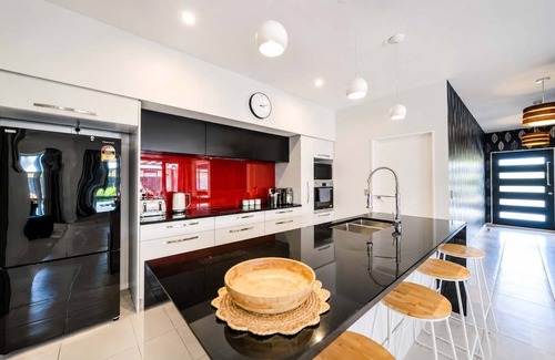 Wigram House | Wigram Modern Family Home | 5BR | Patio & Parking
