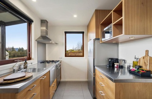 Wanaka House | Wisteria Cottage by Sotheby's Luxury Rental Homes