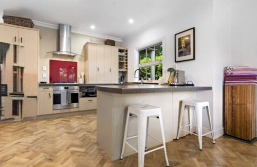 Greytown House | Wood Street Haven Modern and Walking Distance to Town, Pet Friendly