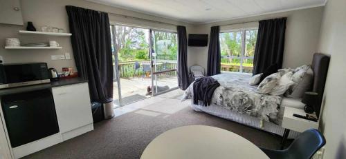 Takanini Bed & Breakfast | Woodbury Farm