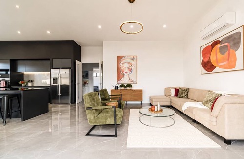 Wigram House | Zenith Escapes | 4BR | Hot Tub + Games + Parking