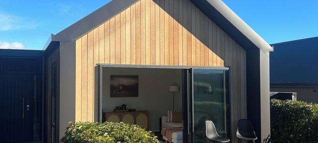 10 minutes from airport - a modern & stylish retreat