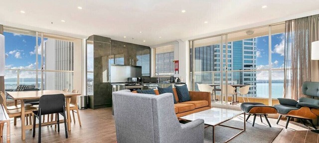 18th Floor 180-Degree Views 2 Bed 2 Bath Parking