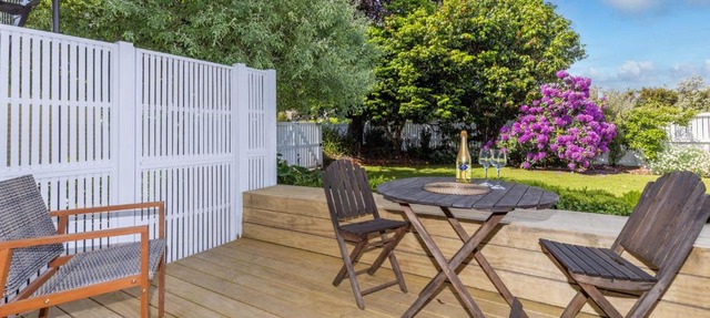 2 Bedroom Home away from Home near CBD & private parking