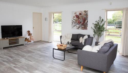 2 Bedrooms with Garage right on Te Awa River Ride
