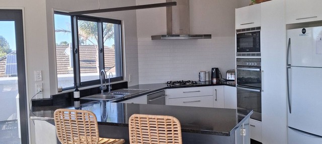 2-minutes walk to the beach, Spacious Home and great outdoor living.
