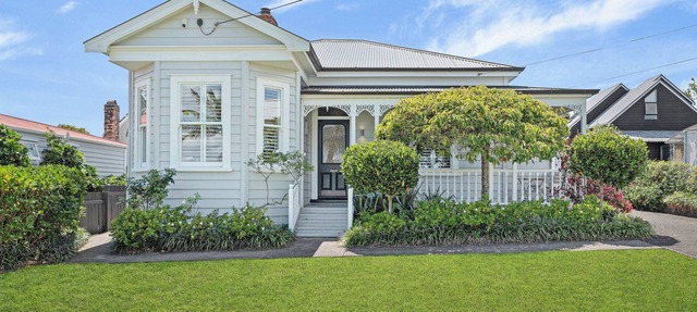 3-bedroom Devonport villa near village